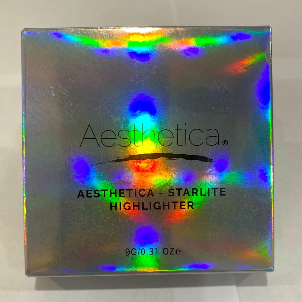 Metallic shimmer highlighting makeup powder